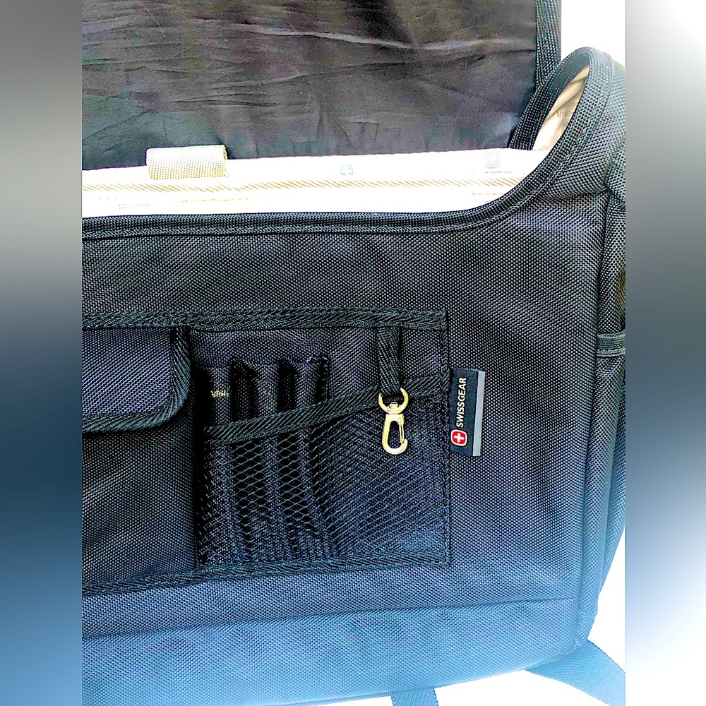 Swiss Gear Laptop Messenger Bag. Interior Padded Laptop Section. - Picture 5 of 11